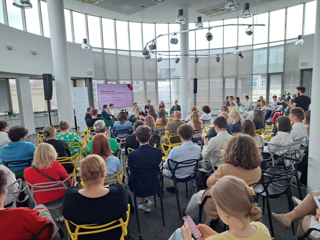 Uczestnicy konferencji w auli Liceum Artes Liberales w Warszawie