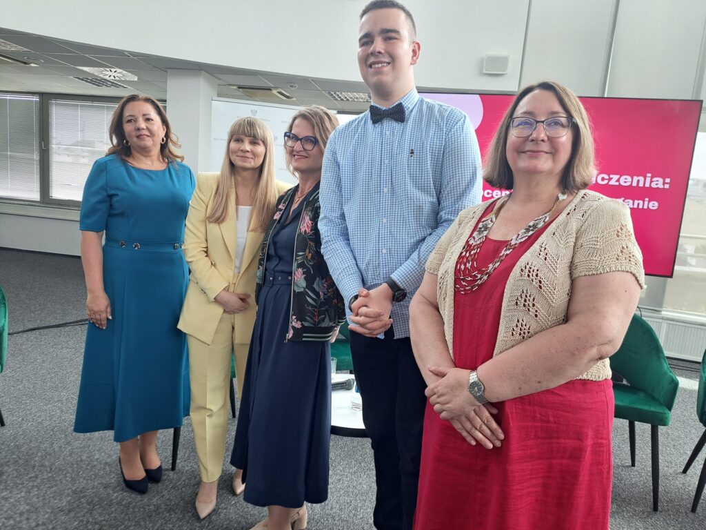 Zdjęcie pamiątkowe, od lewej: podsekretarz stanu w MEN Izabela Ziętka, Rzecznik Praw Dziecka Monika Horna-Cieślak, lubelska wicekurator oświaty Barbara Grzesiak, ekspert – społeczny zastępca Rzecznika Praw Dziecka Jan Gawroński i wicedyrektor ORE Małgorzata Szeja