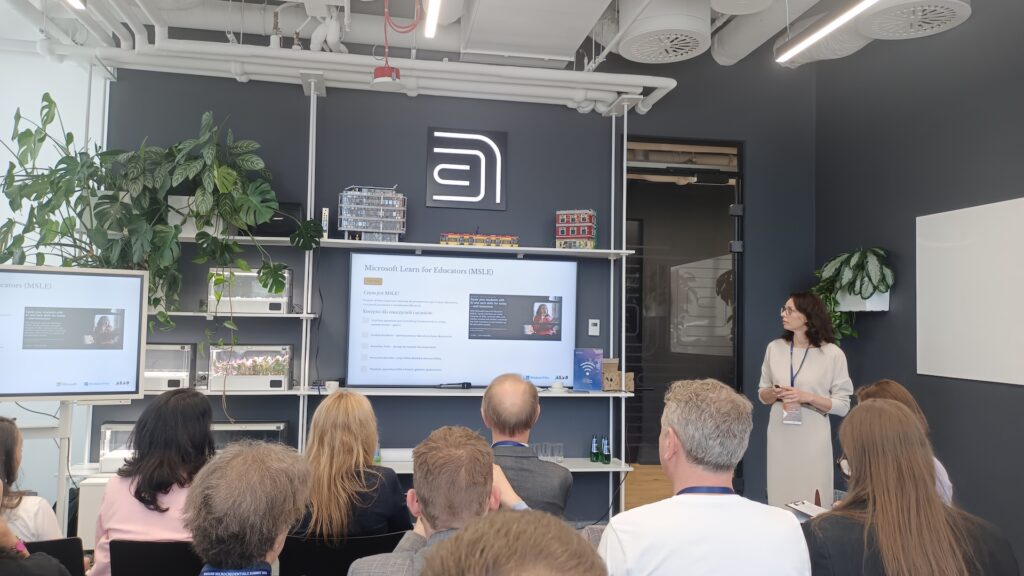 Prezentacja Ewy Kołodziejczyk z Microsoft pt. Mikropoświadczenia w erze AI - jak uczniowie, nauczyciele i pracodawcy mogą korzystać z narzędzi Microsoft, by budować przyszłość kompetencji