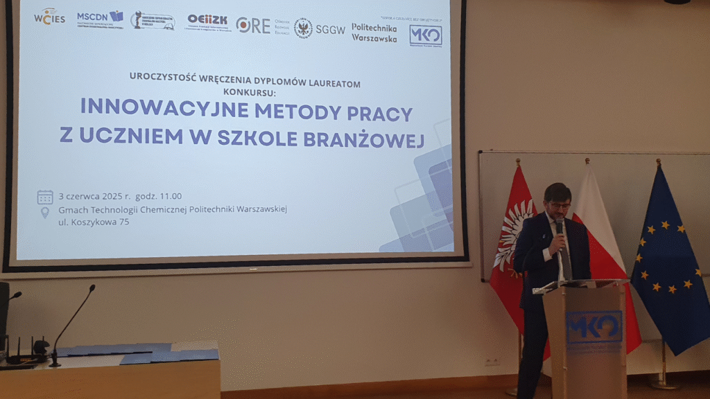 Wizytator z Kuratorium Oświaty w Warszawie Mirosław Dzikowiecki przedstawia temat i cel konkursu oraz przebieg konkursu i prac komisji konkursowej