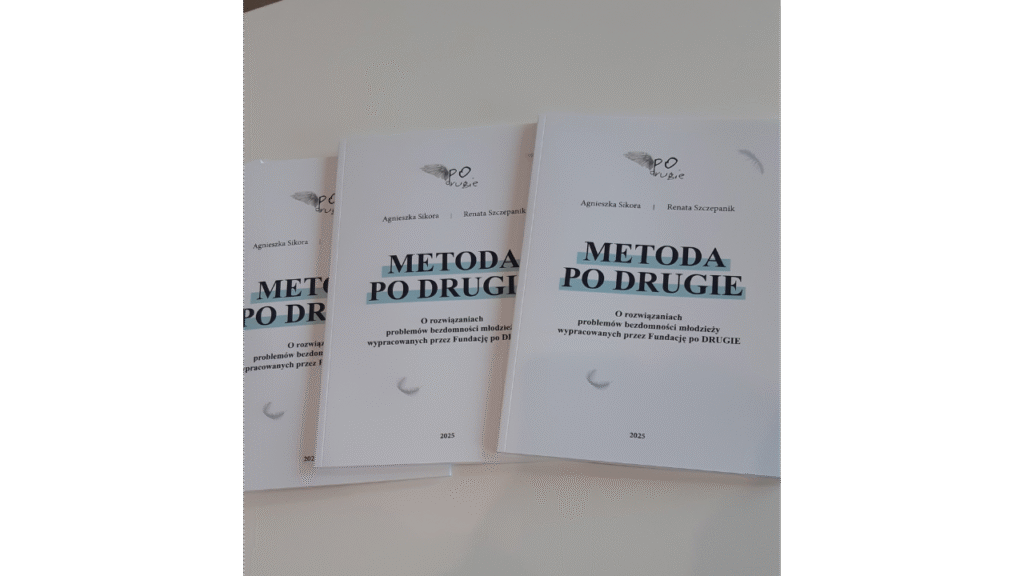 Publikacja „METODA PO DRUGIE. O rozwiązaniach problemów bezdomności młodzieży wypracowanych przez Fundację po DRUGIE”, 2025, autorki Agnieszka Sikora i prof. Renata Szczepanik