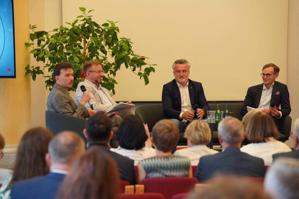 Uczestnicy pierwszego panelu dyskusyjnego, od lewej: Michał Tragarz, Mariusz Biniewski, Michał Wilniewczyc, Jędrzej Witkowski