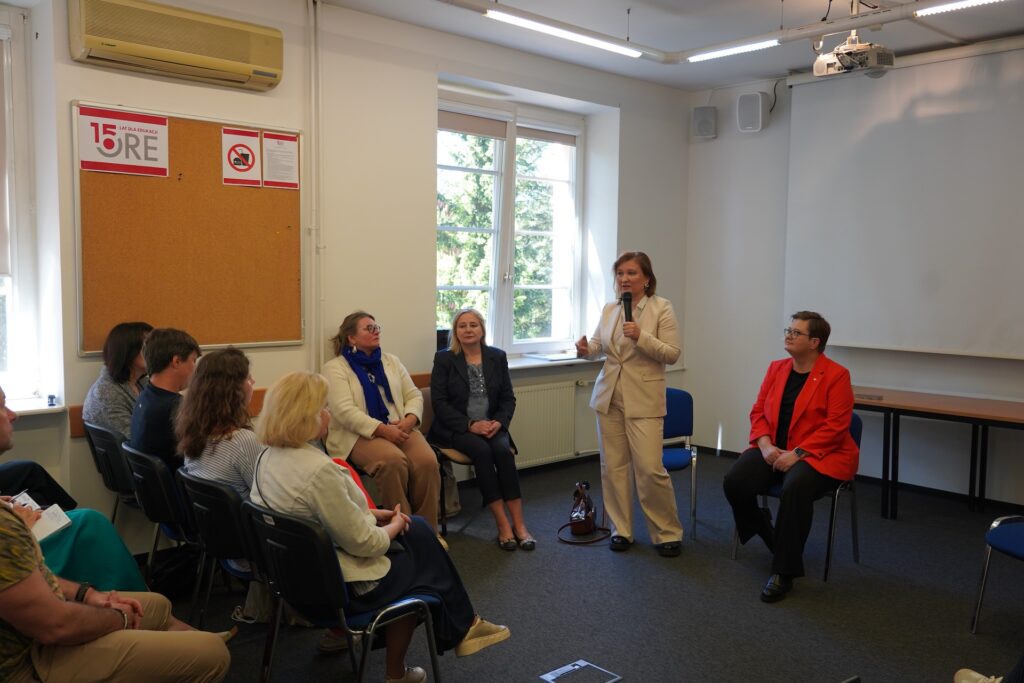 Przedstawicielki kierownictwa MEN odpowiadają na pytania uczestników szkolenia