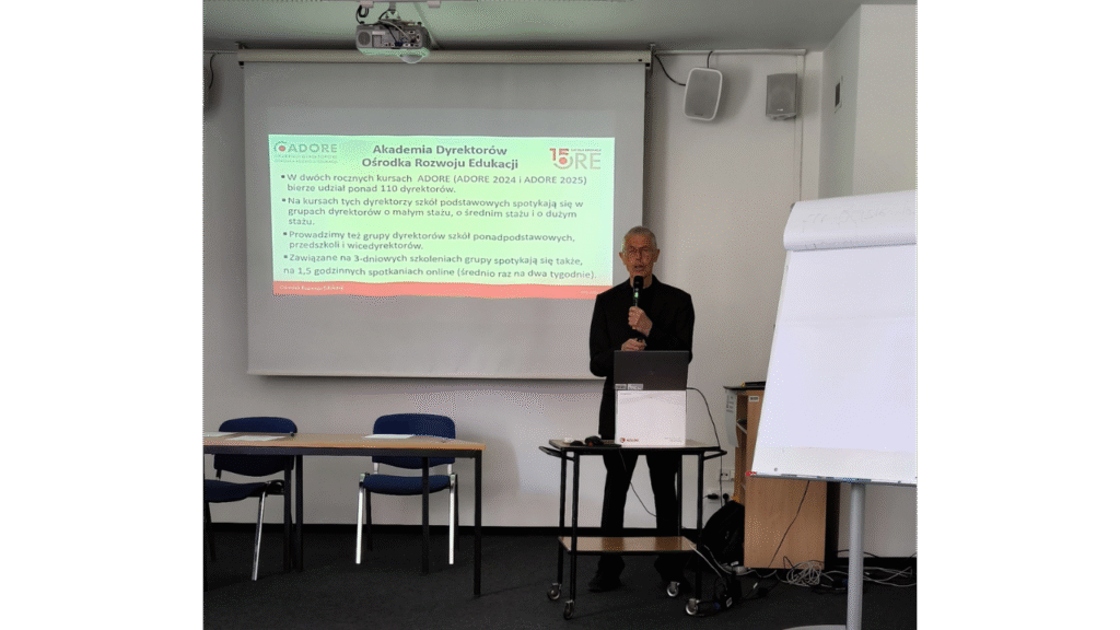 Dr Jacek Strzemieczny z Wydziału Polityki Oświatowej i Współpracy ORE prezentuje koncepcję szkoleń Akademii Dyrektora ORE oraz przedstawia narzędzie edukacyjne „Mój zeszyt pomagający się uczyć”