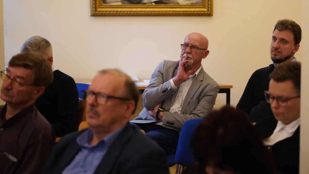 Dyrektor ORE Andrzej Suchenek przysłuchuje się wraz z uczestnikami obradom Forum Dyrektorów Placówek Doskonalenia Nauczycieli