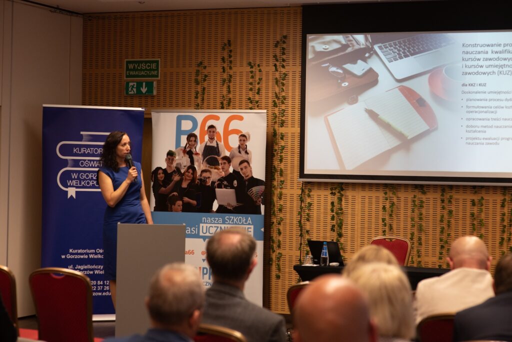 Magdalena Mrozkowiak wygłasza prelekcję „Działania Ośrodka Rozwoju Edukacji ukierunkowane na wsparcie młodocianych pracowników w zakresie przygotowania do wymagań rynku pracy”