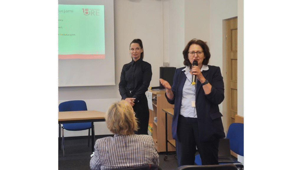 Prowadząca Magdalena Aksamitowska-Kobos (z lewej) i dyrektor Departamentu Edukacji Włączającej MEN Elżbieta Neroj podczas wykładu dotyczącego zastosowania przepisów prawa rodzinnego i opiekuńczego w praktyce poradni psychologiczno-pedagogicznych