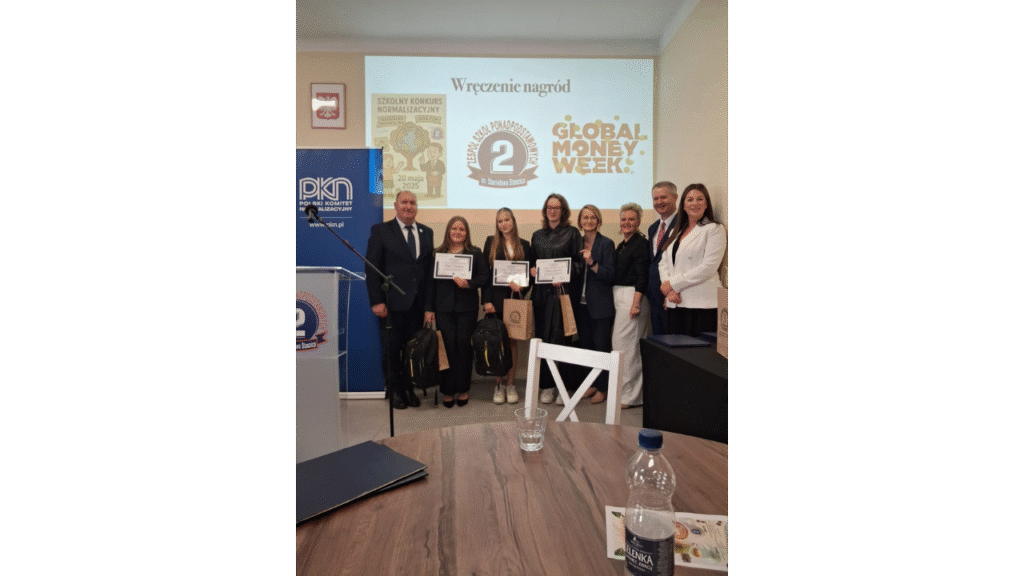 Wręczenie nagród laureatom konkursu na temat normalizacji. Od lewej: dyrektor ZSP nr 2 Tomasz Kosior, trzy laureatki konkursu, prezes Polskiego Komitetu Normalizacyjnego Ewa Zielińska, nauczycielka ZSP nr 2 Agnieszka Baranowska, pracownik Polskiego Komitetu Normalizacyjnego Wojciech Mazurek, nauczycielka ZSP nr 2 Wiktoria Kin