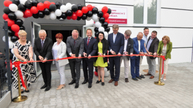 Uroczyste przecięcie wstęgi przez dyrekcję szkoły i zaproszonych gości