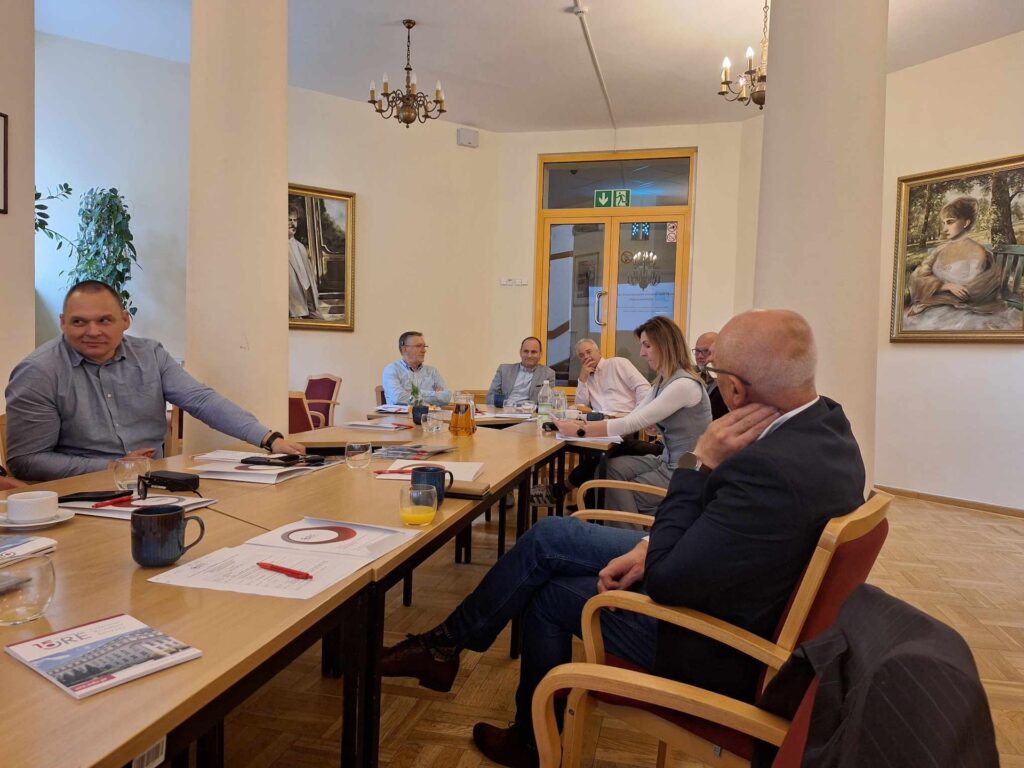 Od prawej strony: Andrzej Suchenek – dyrektor ORE, Anna Pawełas – skarbnik w Starostwie Powiatowym w Węgrowie oraz dyrektorzy MOW