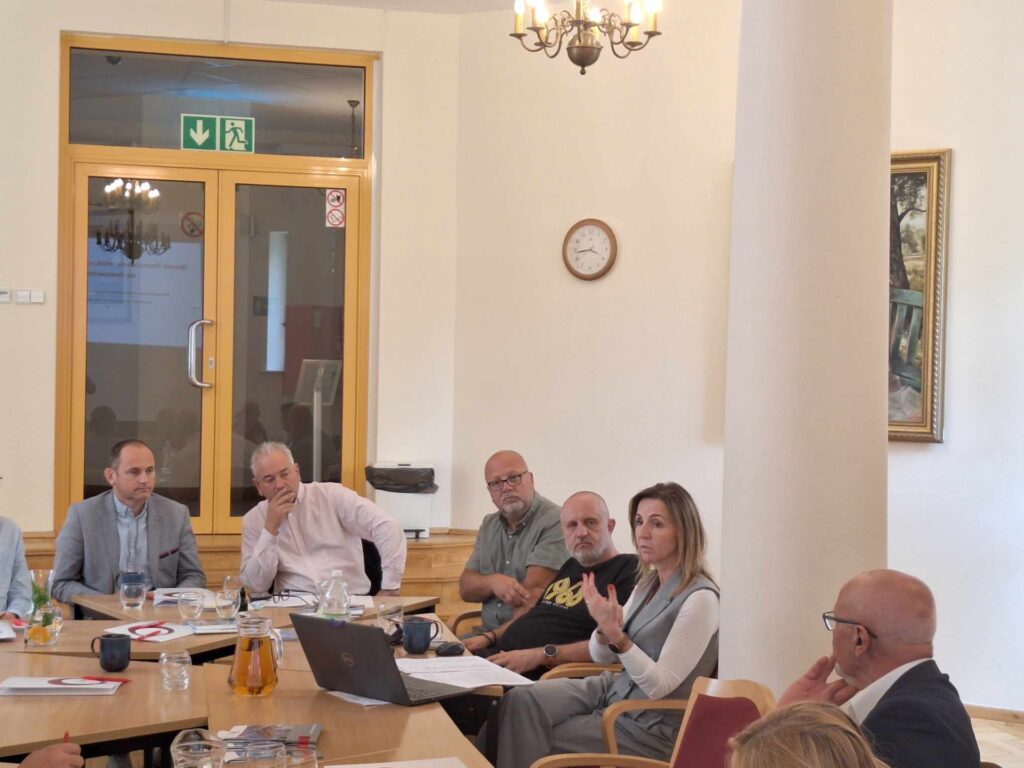 Od prawej strony: Andrzej Suchenek – dyrektor ORE, Anna Pawełas – skarbnik w Starostwie Powiatowym w Węgrowie oraz dyrektorzy MOW