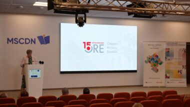 Kierownik WKZDZ ORE Aleksandra Mięczakowska podczas wystąpienia na konferencji