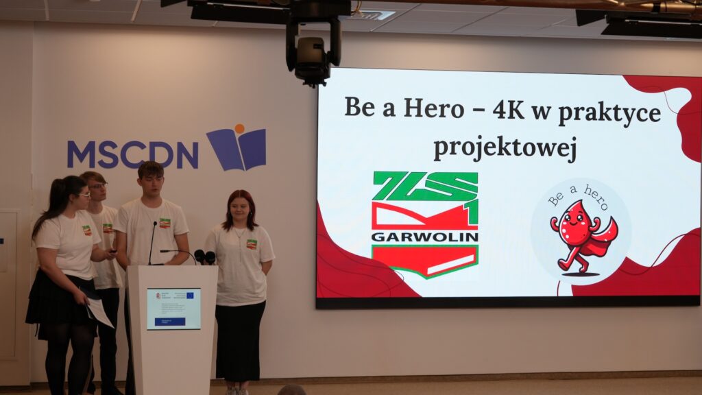 Młodzież z Zespołu Szkół nr 1 im. Bohaterów Westerplatte w Garwolinie pokazuje, jak wykorzystać 4K w praktyce projektowej