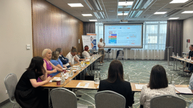 Uczestnicy spotkania podczas prezentacji dotyczącej wsparcia w przejściu na rynek pracy