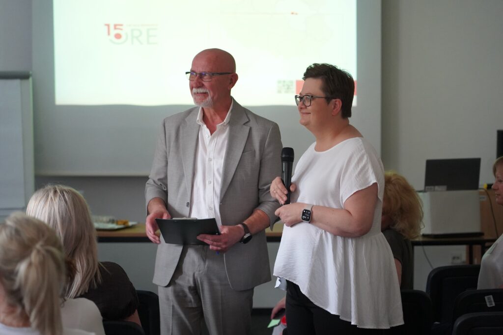 Wiceminister edukacji Katarzyna Lubnauer i dyrektor ORE Andrzej Suchenek