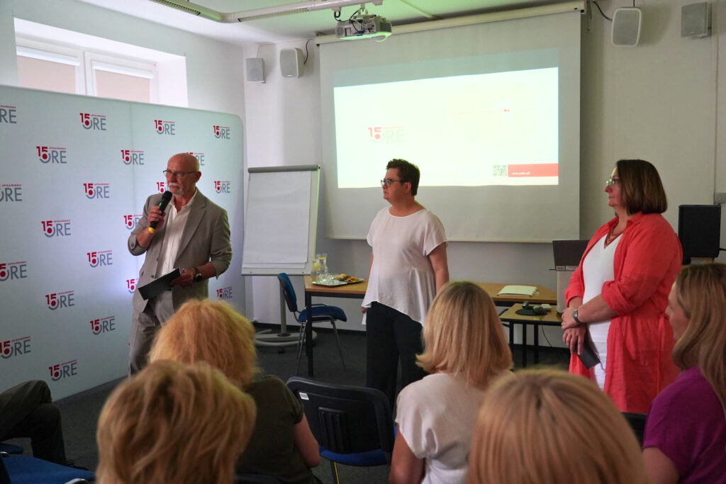 Od lewej: Dyrektor ORE Andrzej Suchenek, wiceminister edukacji Katarzyna Lubnauer i wicedyrektor ORE Małgorzata Szeja na zakończeniu szkolenia ADORE 2024