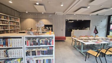 Wnętrze nowego punktu bibliotecznego na Skwerze Ormiańskim w Warszawie