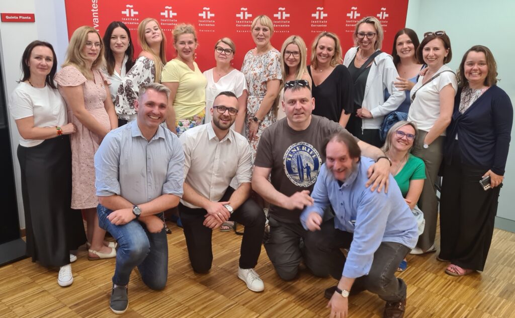 Uczestnicy programu w Instytucie Cervantesa w Warszawie na wystawie "Colección Studiolo. Candela A. Soldevilla"