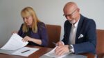 Podpisanie Porozumienia o współpracy przez koordynatorkę programów z Biura UNICEF Dianę Vakarelską i dyrektora ORE Andrzeja Suchenka