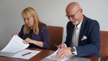 Podpisanie Porozumienia o współpracy przez koordynatorkę programów z Biura UNICEF Dianę Vakarelską i dyrektora ORE Andrzeja Suchenka
