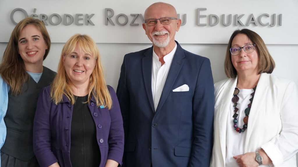 Spotkanie w sprawie porozumienia między ORE i UNICEF, od lewej: specjalistka ds. edukacji Magdalena Woźniak-Frymus i koordynatorka programów Diana Vakarelska z Biura UNICEF ds. Reagowania na Potrzeby Uchodźców w Polsce, dyrektor ORE Andrzej Suchenek, wicedyrektor ORE Małgorzata Szeja