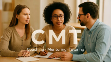 Duże litery „CMT” i napis „Coaching. Mentoring. Tutoring” na tle zdjęcia dwóch kobiet i mężczyzny, którzy rozmawiają przy stole.