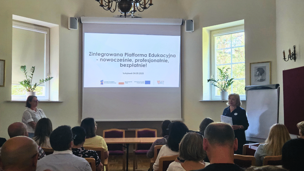 Dominika Gaponiuk z ORE przybliża treść materiałów zamieszczonych na Zintegrowanej Platformie Edukacyjnej