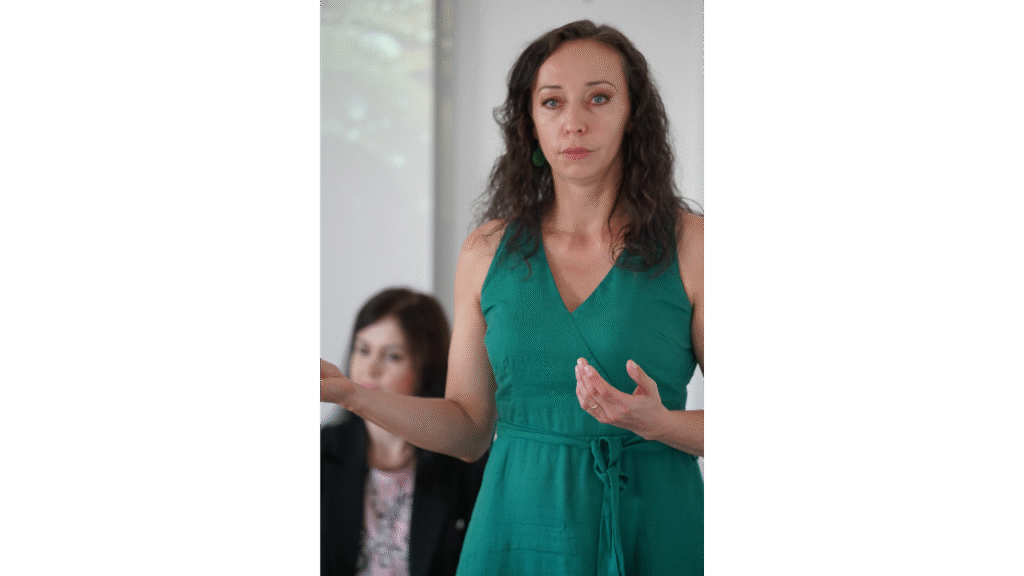 Główny specjalista WKZDZ Magdalena Mrozkowiak i uczestnicy szkolenia