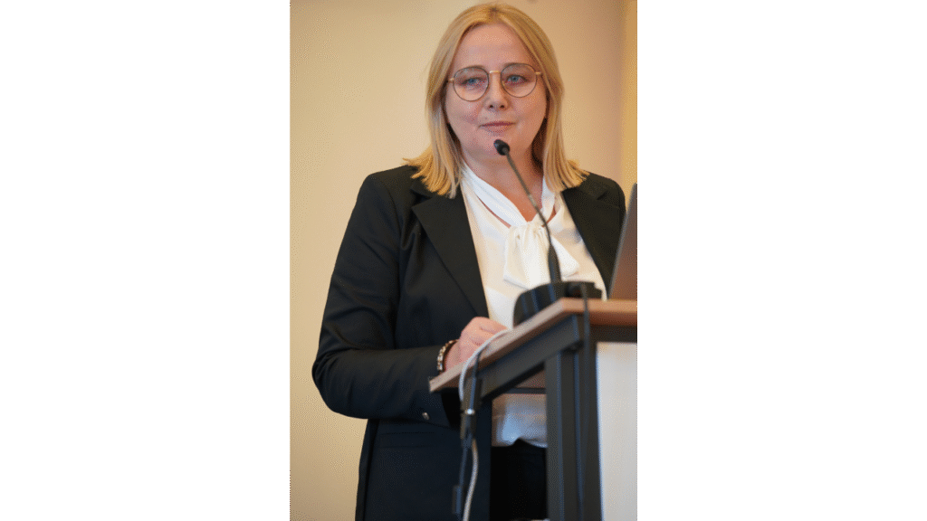 Otwarcie pierwszego dnia spotkania przez wicedyrektor Ośrodka Rozwoju Edukacji Marzennę Habib