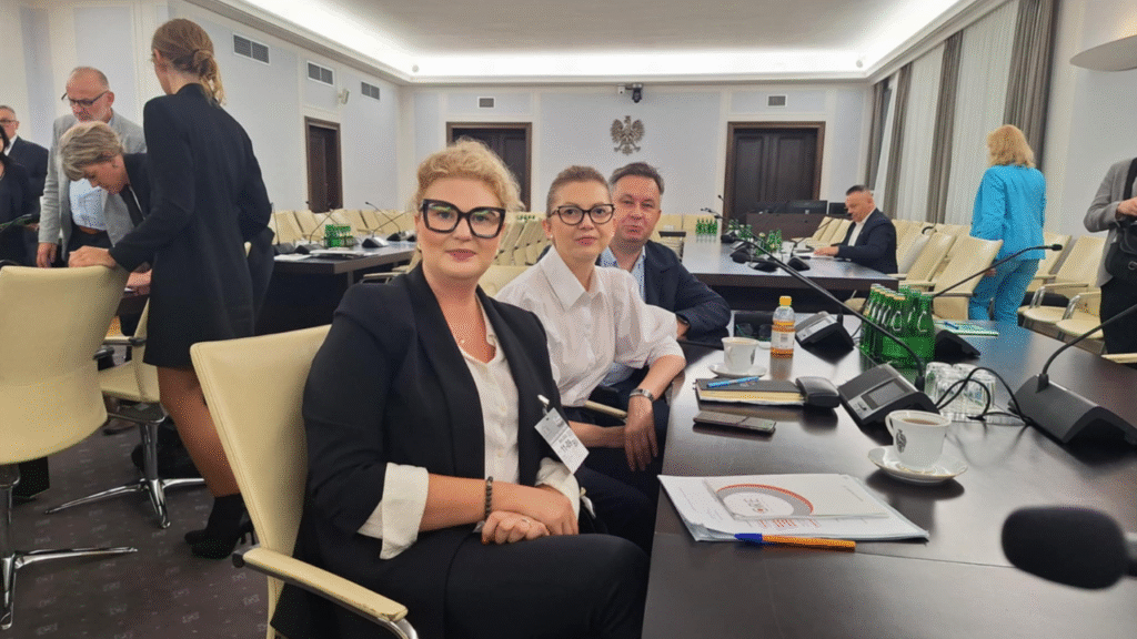 Na zdjęciu, na pierwszym planie od lewej: kierownik Wydziału Resocjalizacji i Socjoterapii ORE Marta Paluch, główny specjalista Wydziału Resocjalizacji i Socjoterapii ORE Izabella Kaczyńska, dyrektor Młodzieżowego Centrum Edukacji i Readaptacji Społecznej w Goniądzu Sławomir Moczydłowski