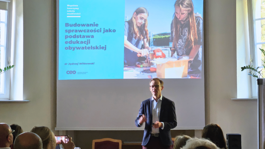 Dr Jędrzej Witkowski przedstawia temat „Budowanie sprawczości jako podstawy edukacji obywatelskiej”