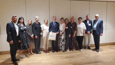 Uczestnicy programu IVLP oraz dyrektor Biura ds. Gości Zagranicznych Departamentu Stanu USA Robert Post i specjalista ds. programów w Biurze ds. Gości Zagranicznych Departamentu Stanu USA Hrag Varjabedian