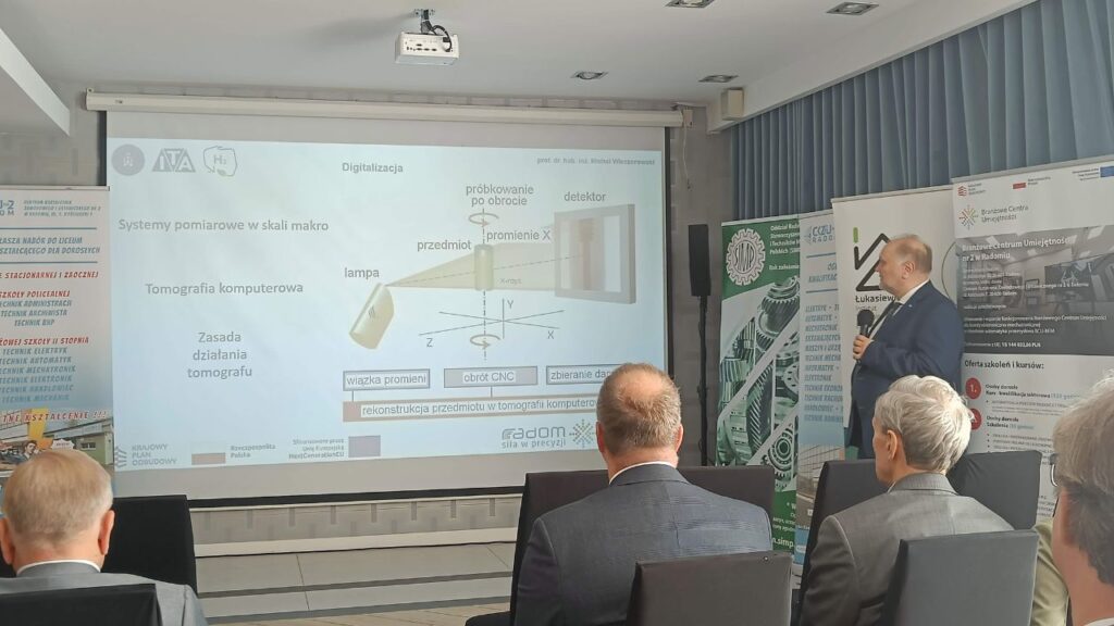 Prof. dr hab. inż. Michał Wieczorowski, Kierownik Zakładu Metrologii i Systemów Pomiarowych, Wydział Inżynierii Mechanicznej, Politechnika Poznańska podczas prezentacji pt. "Automatyzacja pomiarów jako element Metrologii 4.0 i 5.0"