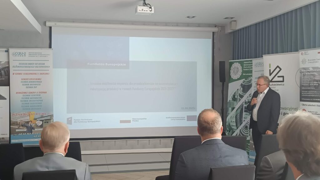Łukasz Guzowski z Lokalnego Punktu Informacyjnego Funduszy Europejskich w Radomiu przy Mazowieckiej Jednostce Wdrażania Programów Unijnych podczas prezentacji pt. "Aktualne możliwości wsparcia dla przedsiębiorców na automatyzację i robotyzację produkcji w ramach Funduszy Europejskich 2021-2027"