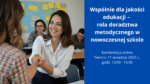 Siedząca kobieta zwrócona twarzą do przodu podaje rękę osobie odwróconej plecami. W tle grupa uczniów.