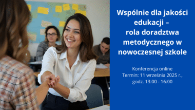 Siedząca kobieta zwrócona twarzą do przodu podaje rękę osobie odwróconej plecami. W tle grupa uczniów.