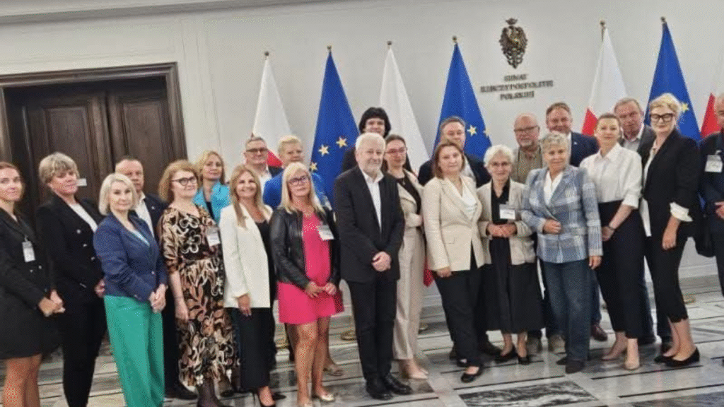 Na zdjęciu podsekretarz stanu w MEN Paulina Piechna-Więckiewicz (trzecia od lewej w pierwszym rzędzie), senator RP Joanna Sekuła (czwarta od lewej w pierwszym rzędzie), pełnomocnik MS ds. nieletnich prof. dr hab. Marek Konopczyński (piąty od lewej w pierwszym rzędzie) oraz przedstawiciele ministerstw odpowiedzialnych za edukację, zdrowie i bezpieczeństwo dzieci i młodzieży, dyrektorzy placówek wychowawczych i socjoterapeutycznych, psychologowie, pedagodzy i eksperci