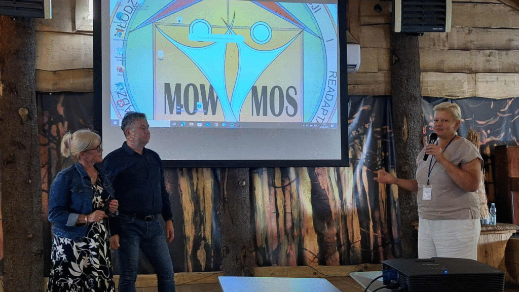 Od lewej: dyrektor Zespołu Placówek Resocjalizacyjnych w Brzegu Dolnym Beata Borowska-Podsiadła, dyrektor Młodzieżowego Centrum Edukacji i Readaptacji Społecznej w Goniądzu Sławomir Moczydłowski, dyrektor Zespołu Placówek Oświatowych nr 3 we Wrocławiu Izabela Górzyńska