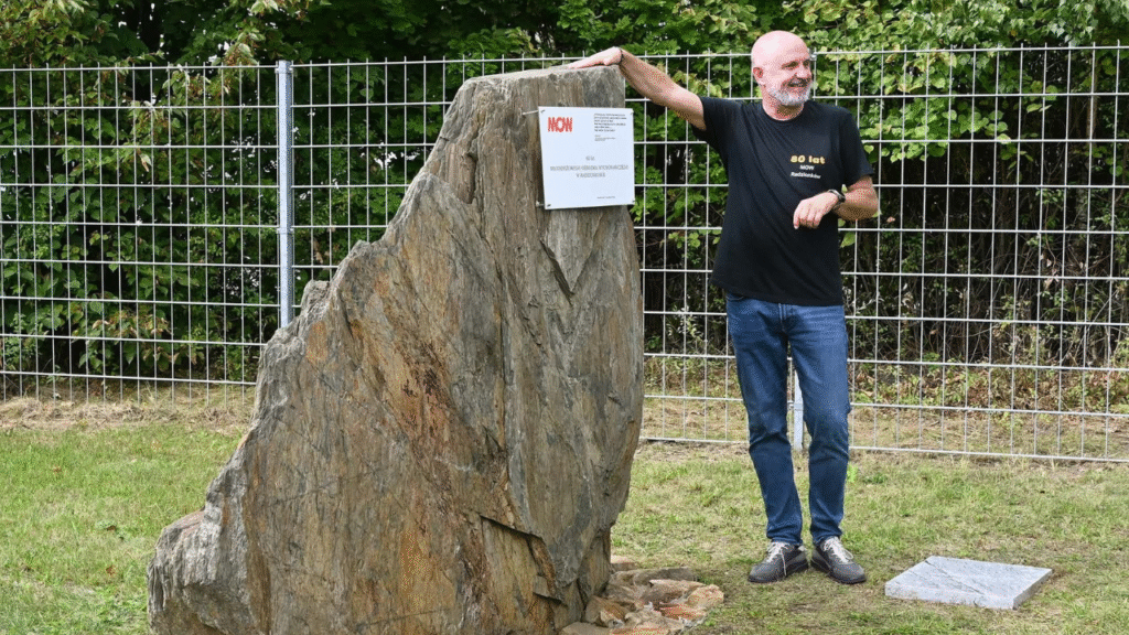 Dyrektor MOW w Radzionkowie Tomasz Stuła podczas odsłonięcia tablicy pamiątkowej