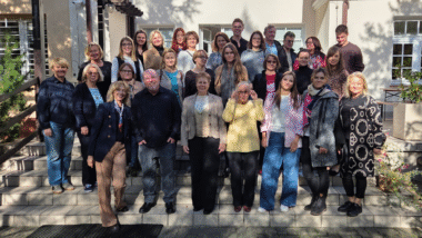 Zdjęcie grupowe uczestników i trenerów