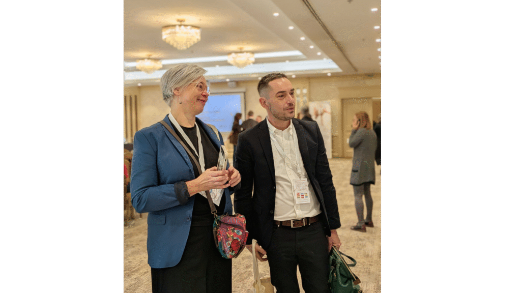 Anna Susek i Arthur Janik z Wydziału Kompetencji Językowych i Współpracy Międzynarodowej ORE