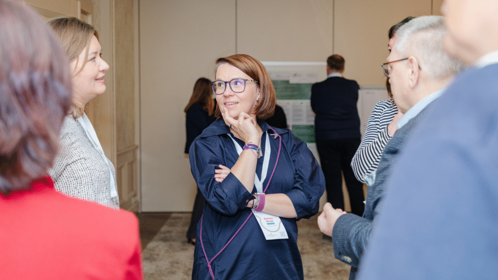 Ela Olczak (Grupa Zagranica) podczas sesji plakatowej o sytuacji edukacji globalnej w Polsce