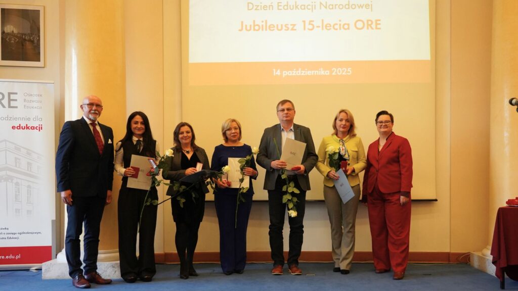 Kilku pracowników ORE odznaczonych Medalem Komisji Edukacji Narodowej w towarzystwie wiceministry edukacji Katarzyny Lubnauer i dyrektora ORE Andrzeja Suchenka