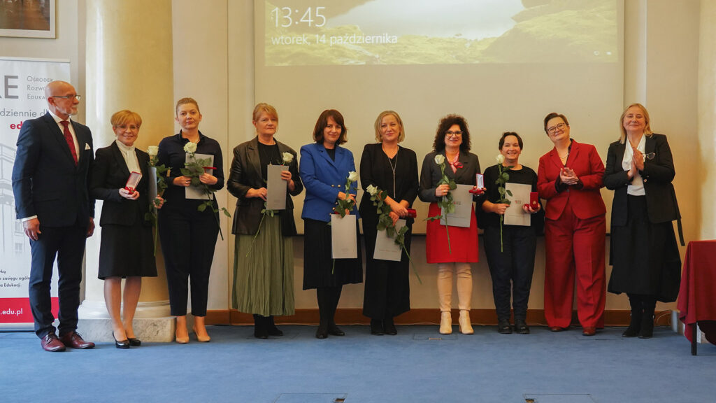 Kilku pracowników ORE odznaczonych Medalem Komisji Edukacji Narodowej w towarzystwie wiceministry edukacji Katarzyny Lubnauer, dyrektora ORE Andrzeja Suchenka i wicedyrektor ORE Marzenny Habib