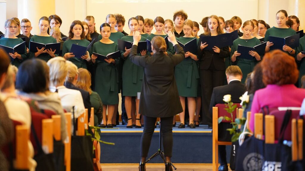 Koncert chóru z LXXV Liceum Ogólnokształcącego im. Jana III Sobieskiego w Warszawie pod batutą Liliany Bach