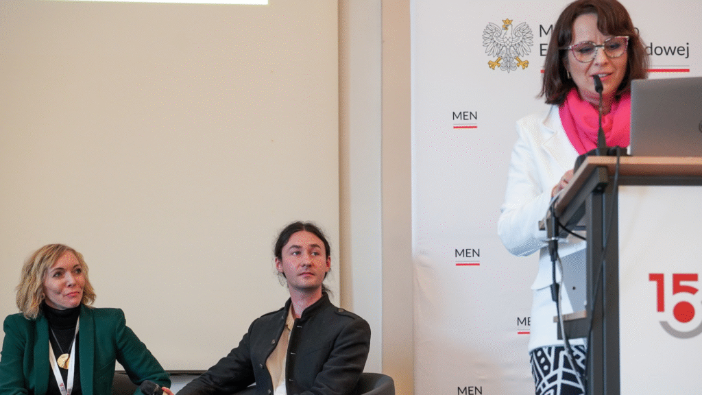 Od lewej strony: prof. Karina Leksy z Uniwersytetu Śląskiego, Szymon Zawistowski z Wydziału Promocji Zdrowia, Profilaktyki i Wychowania ORE, kierownik Wydziału Promocji Zdrowia, Profilaktyki i Wychowania ORE Anna Kasperska-Gochna