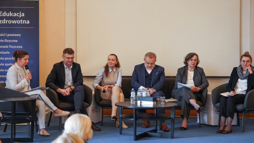 Od lewej strony: Elżbieta Stawecka z Wydziału Promocji Zdrowia, Profilaktyki i Wychowania ORE, wiceprzewodniczący Państwowej Komisji do przeciwdziałania wykorzystywaniu seksualnemu małoletnich poniżej lat 15 Konrad Ciesiołkiewicz, członek zespołu ekspertów do opracowania podstawy programowej przedmiotu edukacja zdrowotna dr Aleksandra Lewandowska, przewodniczący zespołu ekspertów do opracowania podstawy programowej przedmiotu edukacja zdrowotna prof. dr hab. Zbigniew Izdebski, wicedyrektor Departamentu Kształcenia Ogólnego MEN Anna Dakowicz-Nawrocka, dyrektor Departamentu Kształcenia Ogólnego MEN Małgorzata Szybalska