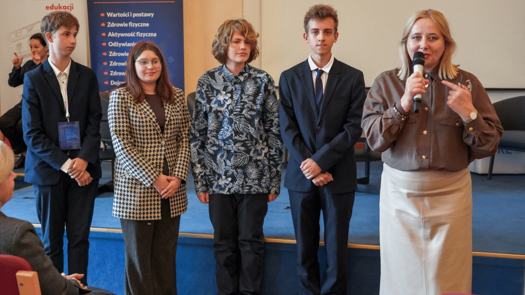 Uczniowie szkół ponadpodstawowych i wicedyrektor Ośrodka Rozwoju Edukacji Marzenna Habib