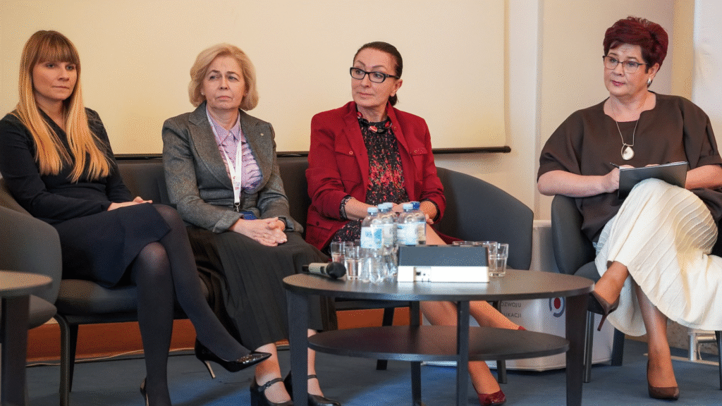 Od lewej strony: Rzecznik Praw Dziecka Monika Horna-Cieślak, Daniela Bartosiak z Mazowieckiego Samorządowego Centrum Doskonalenia Nauczycieli – autorka przykładowych ramowych programów do przedmiotu edukacja zdrowotna, dyrektor Szkoły Podstawowej nr 103 w Warszawie Danuta Kozakiewicz, dyrektor Biura Oświaty i Sportu w Brodnicy Małgorzata Świtalska