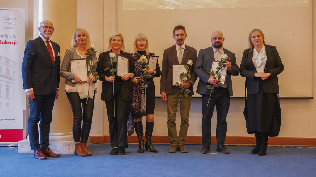 Kilku wyróżnionych pracowników z najdłuższym stażem w towarzystwie dyrektora ORE Andrzeja Suchenka i wicedyrektor ORE Marzenny Habib